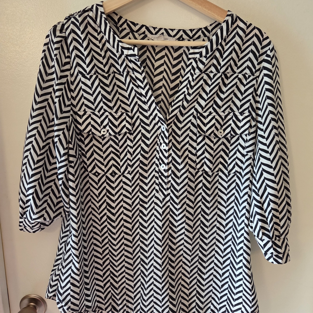 41 Hawthorn Black and White Chevron Blouse L